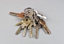The “Nachmieter” Game: How to Find an Apartment in Germany as a Bangladeshi A set of house keys lying on top of a German rental contract (Mietvertrag).